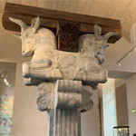 ダレイオス1世宮殿の謁見の間の円柱の柱頭（展示室307）
