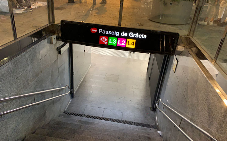 Passeigde Gràcia（パセチ・デ・グラシア駅）の入口