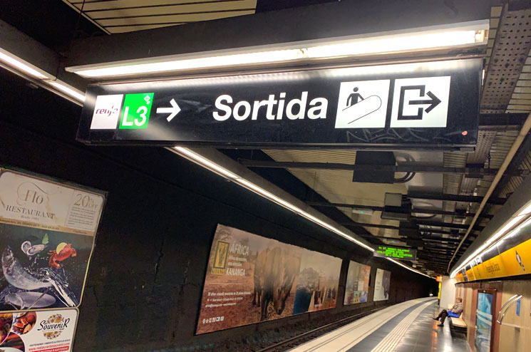 バルセロナの地下鉄「Sortida（出口）」の案内板
