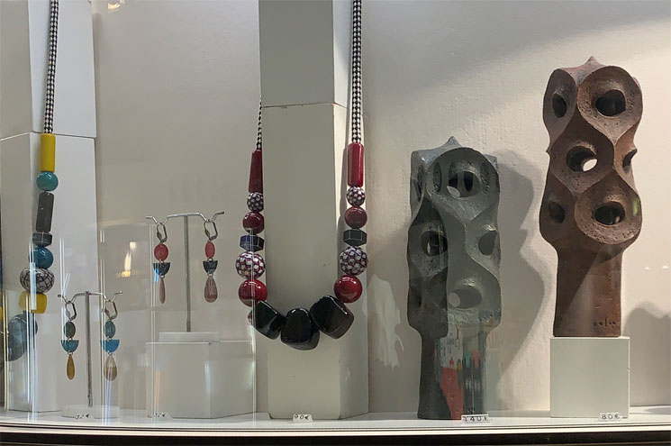 カサ・ミラ ギフトショップの商品 数珠と彫刻置物