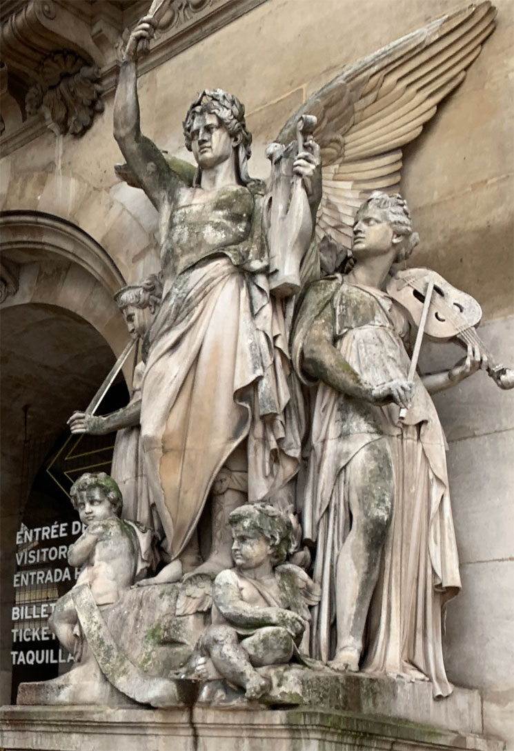 オペラ・ガルニエ 南側ファサードの彫像 ギョーム作「器楽」