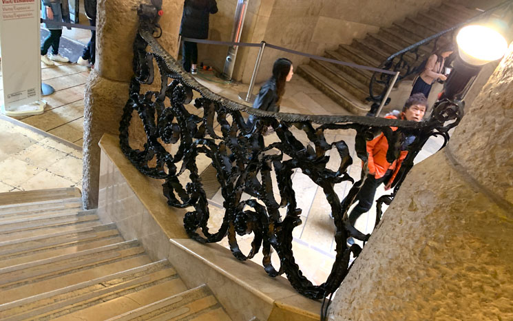 カサ・ミラ 中庭 階段の手すり