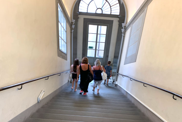 ウフィツィ美術館2階 1階出口への階段