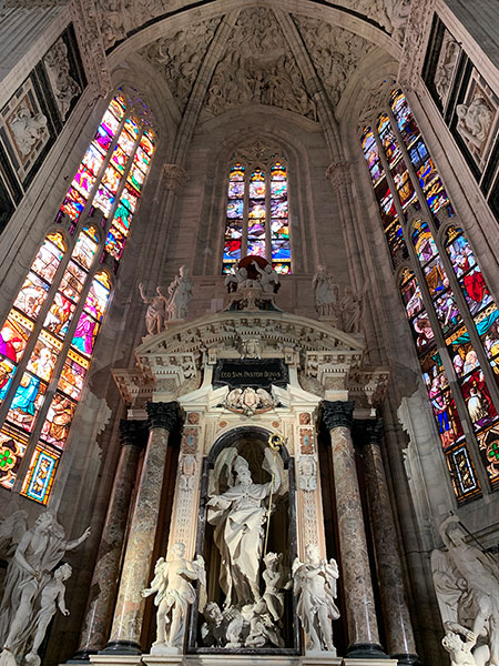 聖ジョヴァンニ・ボーノの礼拝堂のステンドグラス
