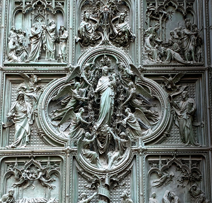 ミラノ ファサード 中央大扉のレリーフ「聖母被昇天」