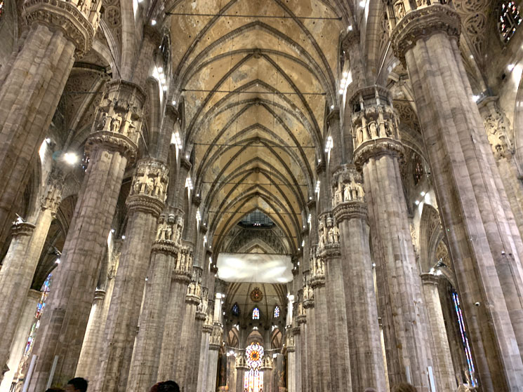 大聖堂内部の柱頭とヴォールト構造の天井