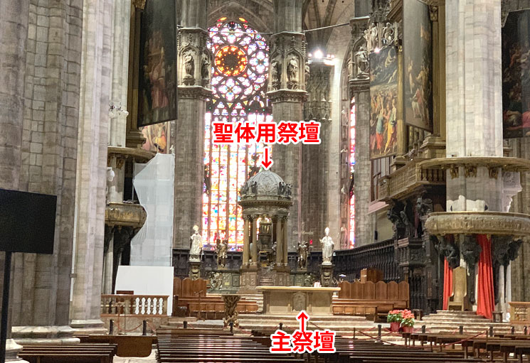 ミラノ ドゥオーモ大聖堂内 主祭壇と聖体用祭壇