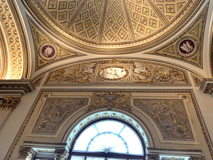 二オペの間 - 壁面と天井の装飾