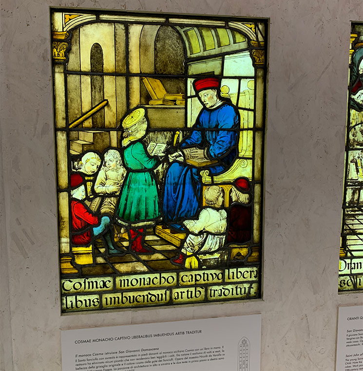 大聖堂内に展示されているステンドグラスの説明パネル