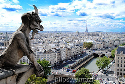 塔の上から見るパリ市内とキマイラ像の景観