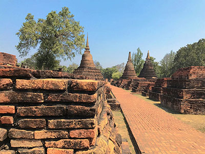 遺跡内のレンガと仏塔