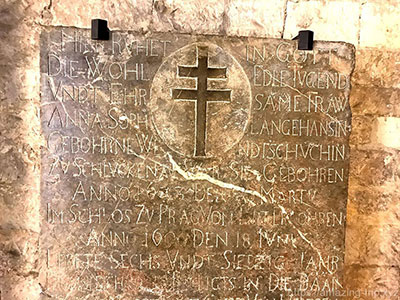 教会内部の文字が刻まれた石板
