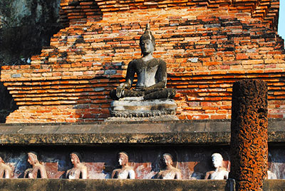 160人の弟子たちが仏を支える中央の仏塔