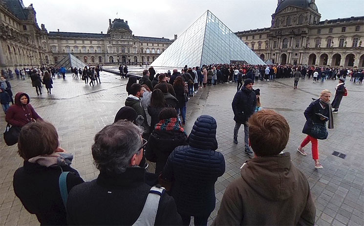 ルーブル美術館 ガラスのピラミッドに並び観光客