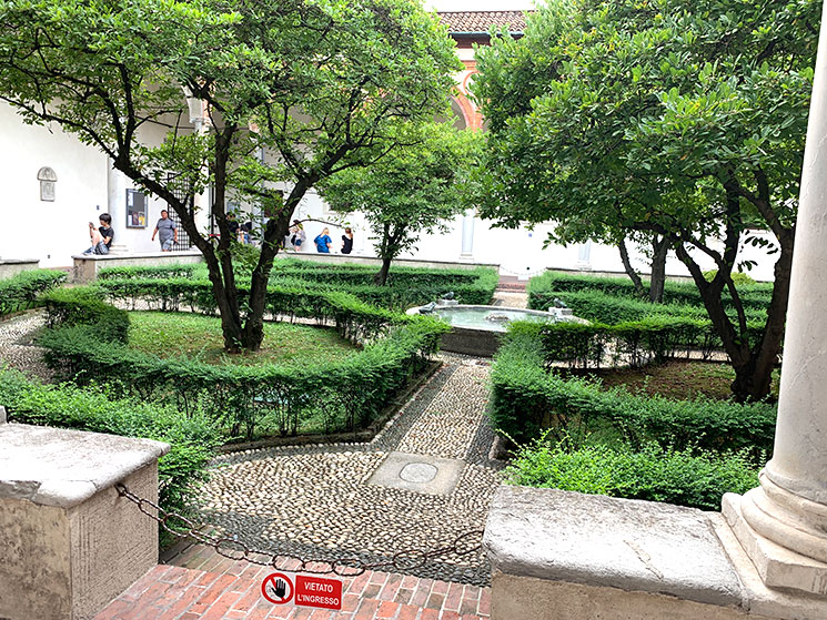 中庭と回廊の景観