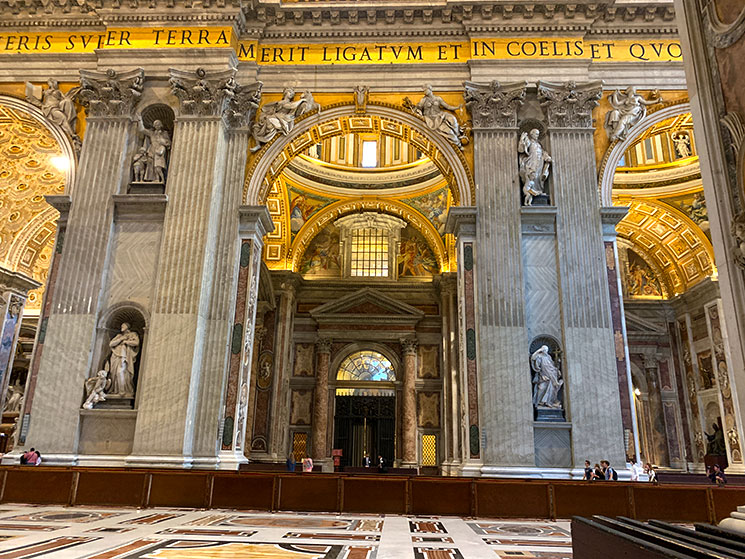 サン・ピエトロ大聖堂内部 側廊と支柱