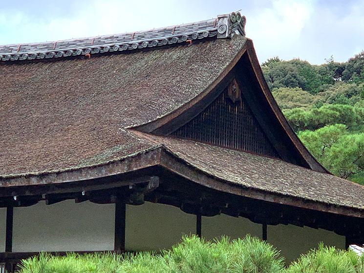 東求堂（とうぐどう）檜皮葺の屋根