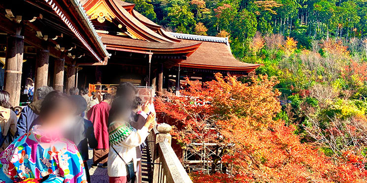 清水寺の舞台と紅葉の景観