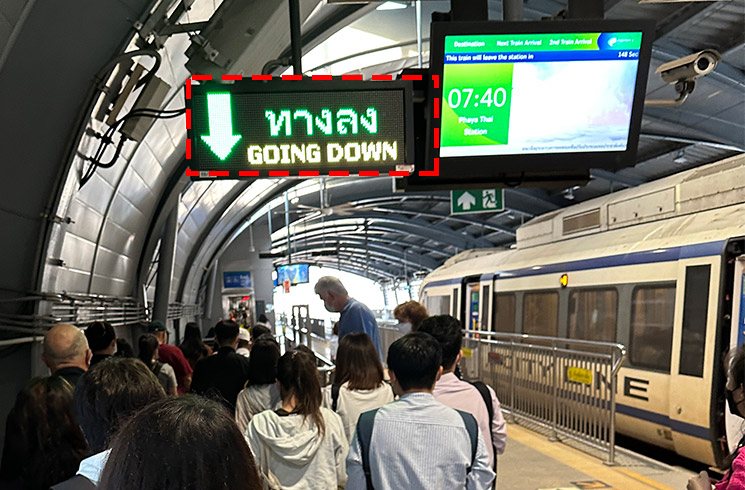 PHAYA THA（パヤー・タイ駅）の改札への案内板