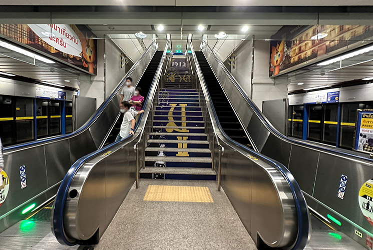 サナームチャイ駅 ホームのエスカレーターと階段