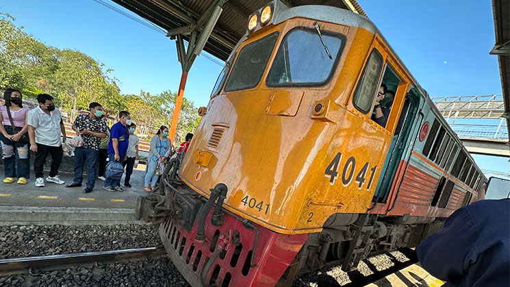 チャチュンサオ ジャンクション駅に到着する国鉄列車