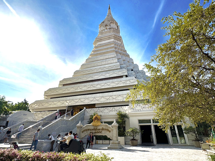 ワットパクナムの大仏塔