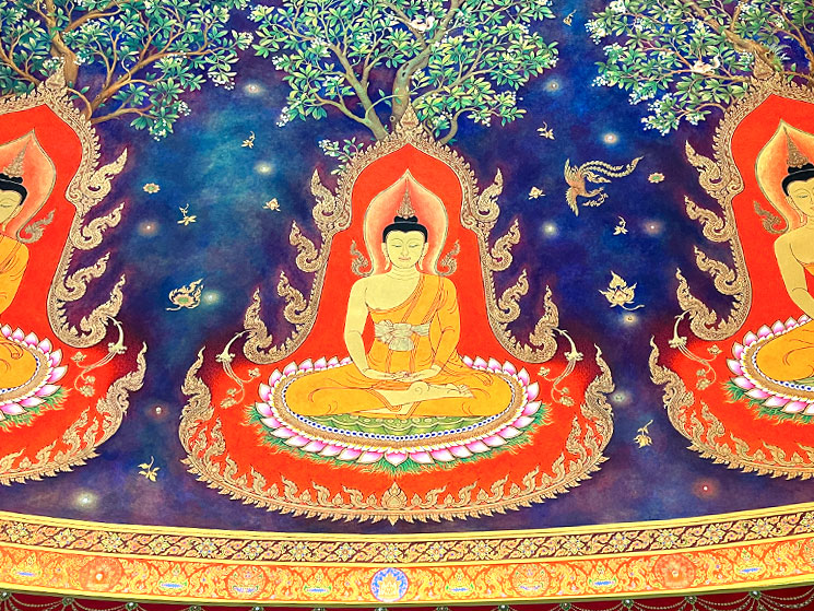 釈迦と菩提樹の天井画