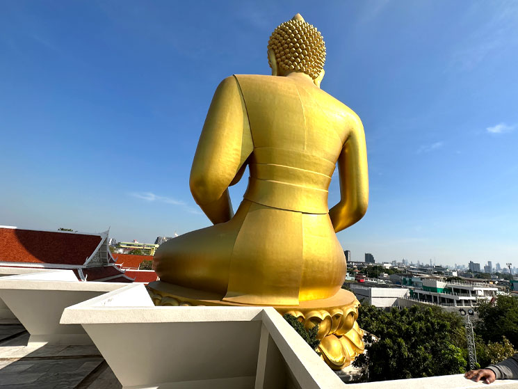 大仏塔のテラスから見る黄金大仏の後ろ姿