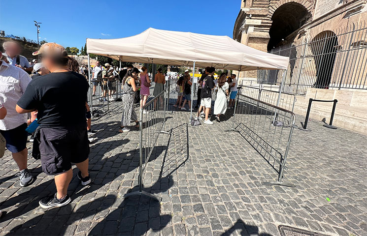 コロッセオ入場口に並ぶ観光客