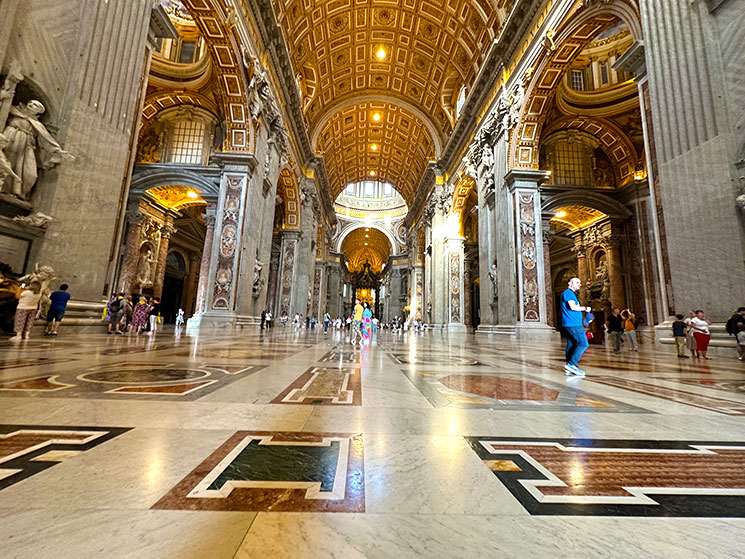 サン・ピエトロ大聖堂の身廊