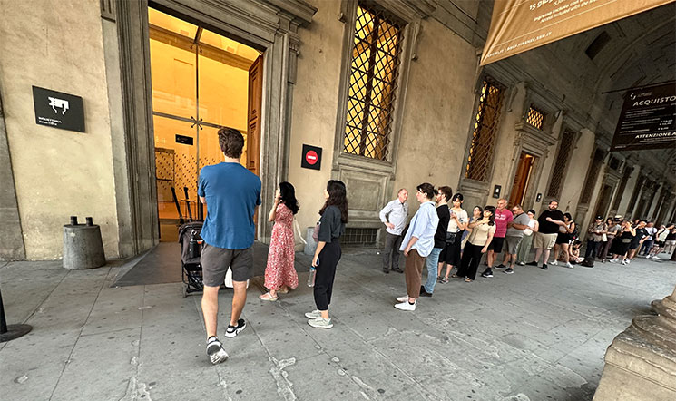ウフィツィ美術館 当日券を求めてチケットオフィスに並ぶ訪問者