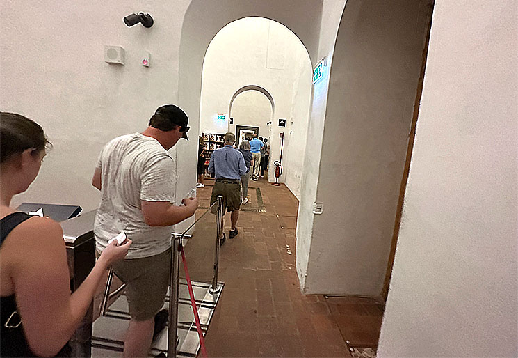 ウフィツィ美術館内 セキュリティチェック通過後の改札機