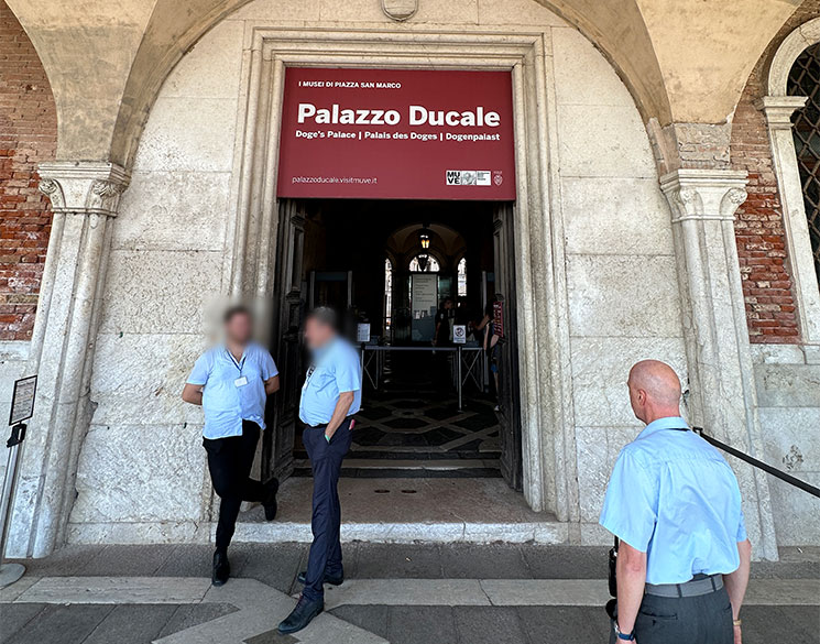 ドゥカーレ宮殿の入口