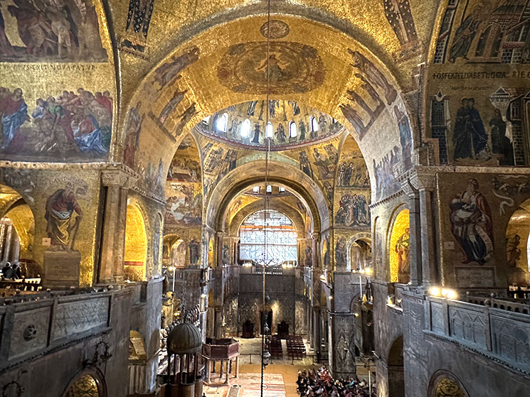 サン・マルコ寺院 内部の景観と天井のモザイク画