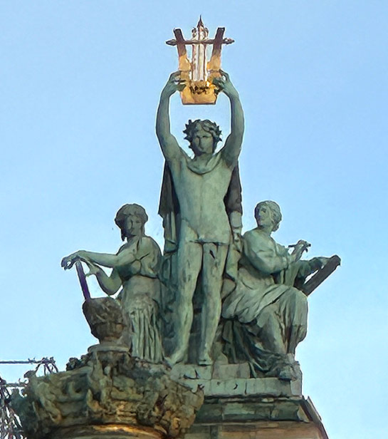 オペラ座外観のシンボル アポロン像