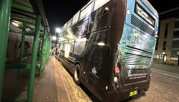 『ワトフォードジャンクション駅』前の「ロンドン ハリーポッタースタジオ」行き送迎バス