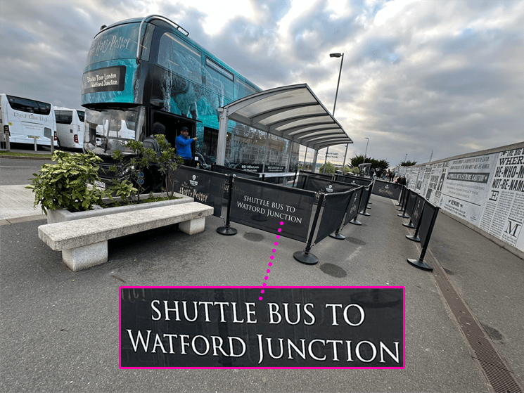 ハリーポッタースタジオ ロンドンの駐車場内「Watford Junction（ワトフォードジャンクション駅）」行きの無料シャトルバス乗り場 