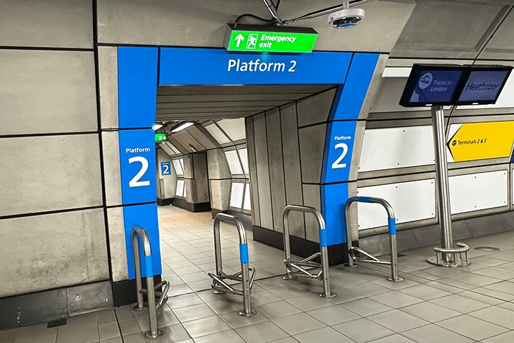 ヒースローエクスプレスの「Platform 2（プラットホーム2番）」の入口