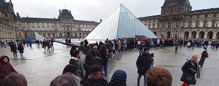 ルーブル美術館 ガラスのピラミッド 当日券購入者の行列