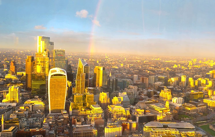 ザ・シャード展望台から見るのロンドン市内のビル群と虹