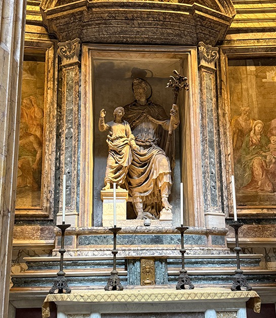 パンテオン内の像「聖ヨセフ」と「幼子イエス」