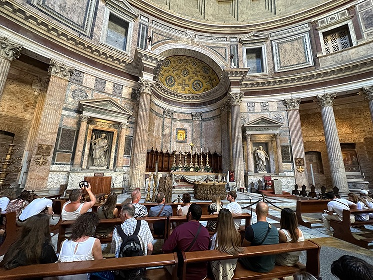 パンテオンの中央祭壇