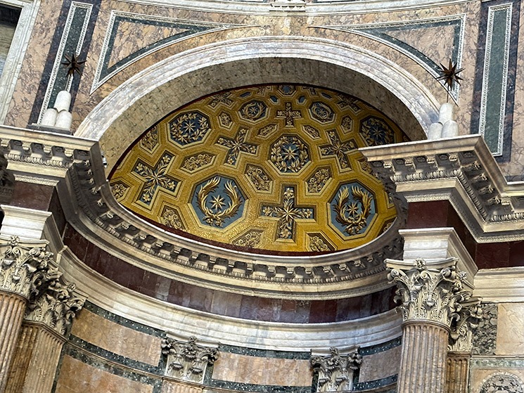 パンテオン 中央祭壇の「半円形のアーチ(アプス)」