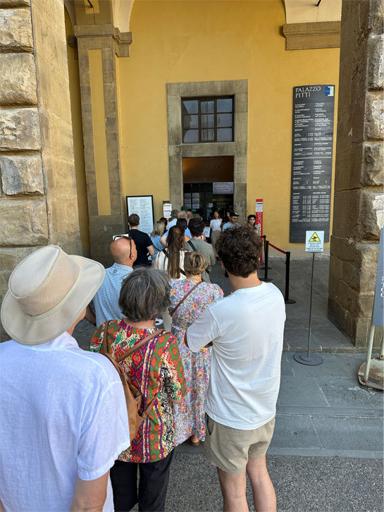 ピッティ宮殿 チケットオフィス前の入場レーン