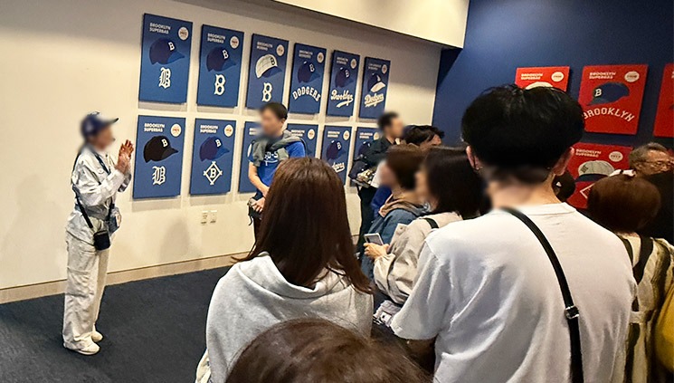 ドジャースタジアムツアーの見学風景