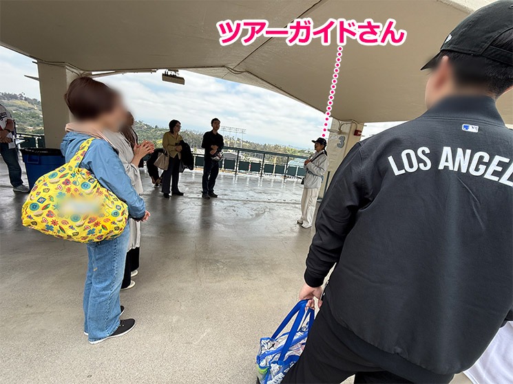 ツアー開始直後 ツアーガイドさんの解説を聞く参加者