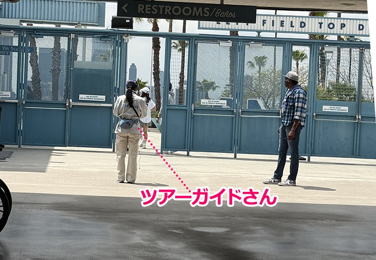 スタジアムツアー開始前、トップデッキゲートから入場