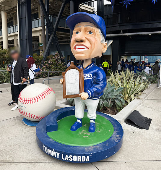 監督トミー・ラソーダの巨大バブルヘッド像