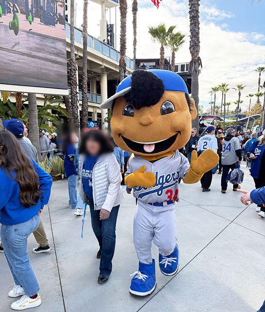 ドジャースのユニフォームを着たキャラクター