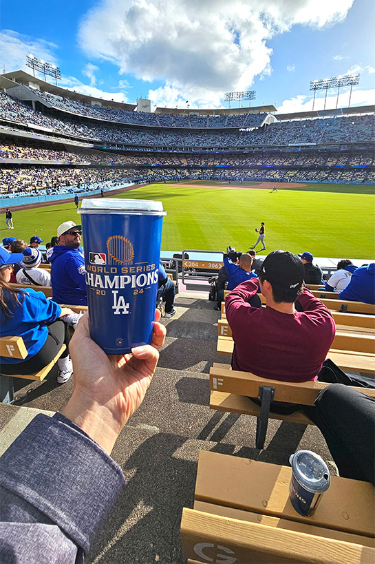 2024年ワールドチャンピオン記念ドリンクカップを片手に記念撮影